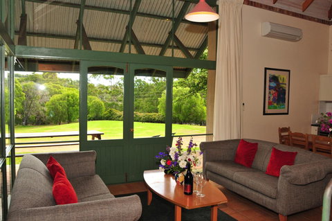 Waterfall Cottages - Accommodation Port Hedland 13