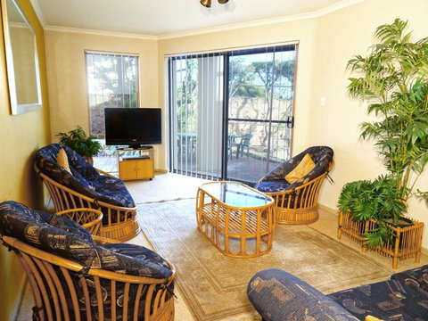 Scarborough & Absolutely Beachfront - Accommodation Port Hedland 10