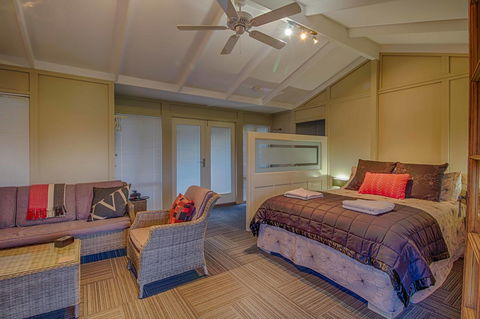 Windfall Estate Vineyard Cottage - Accommodation Port Hedland 0