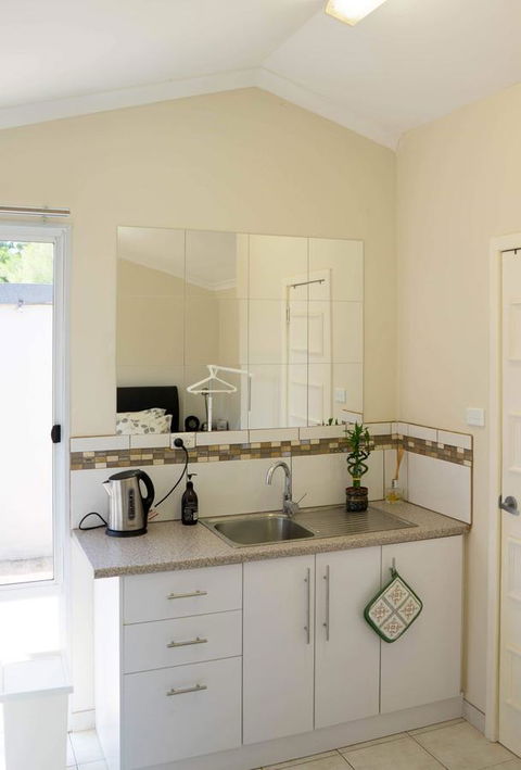 Susan Yong's Studio - Accommodation Port Hedland 12