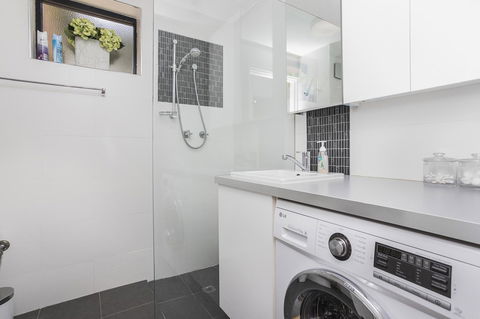 Gorgeous 26 1 Bed Designer Fitout Perfect Location - Accommodation Port Hedland 5