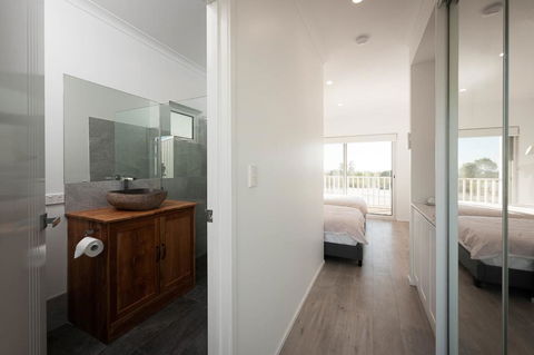 Blue Sky Escapes The Lookout Lancelin - Accommodation Port Hedland 11