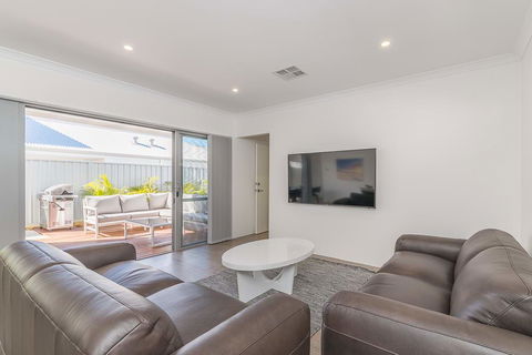 Karrinyup Waters Luxury House Rental - Accommodation Port Hedland 9