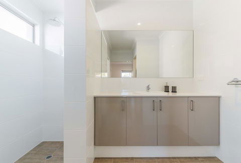 Karrinyup Waters Luxury House Rental - Accommodation Port Hedland 2