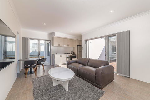 Karrinyup Waters Luxury House Rental - Accommodation Port Hedland 3