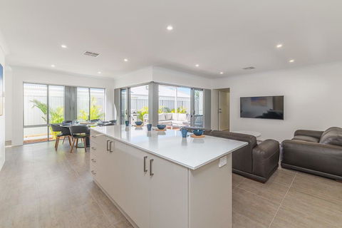 Karrinyup Waters Luxury House Rental - Accommodation Port Hedland 13