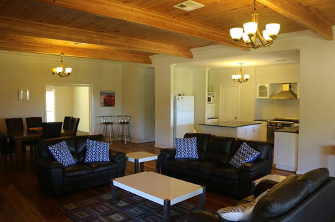 Burton Farmhouse - Accommodation Port Hedland 0