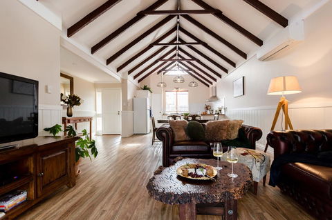 Maison Magnolia - Spacious Cozy Town House - Accommodation Port Hedland 0