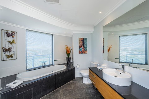 A 406 FANTASTIC OCEAN BEACH And MARINA VIEW APT - MANDURAH - Accommodation Port Hedland 14