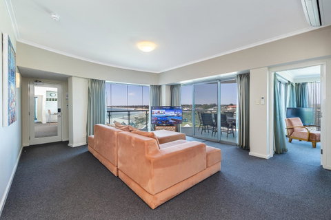 A 406 FANTASTIC OCEAN BEACH And MARINA VIEW APT - MANDURAH - Accommodation Port Hedland 0