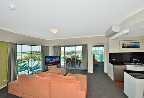 A 406 FANTASTIC OCEAN BEACH And MARINA VIEW APT - MANDURAH - Accommodation Port Hedland 10