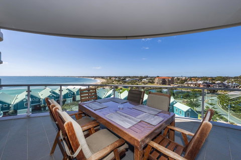 A 406 FANTASTIC OCEAN BEACH And MARINA VIEW APT - MANDURAH - Accommodation Port Hedland 4