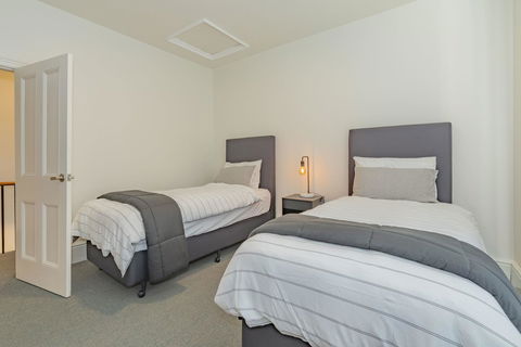4 Bedroom House - Hobart CBD - Free Parking - Free WIFI - Accommodation Port Hedland 13