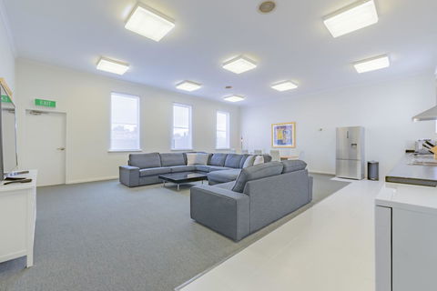 4 Bedroom House - Hobart CBD - Free Parking - Free WIFI - Accommodation Port Hedland 9