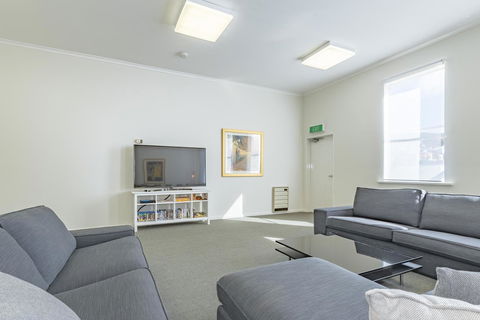 4 Bedroom House - Hobart CBD - Free Parking - Free WIFI - Accommodation Port Hedland 20