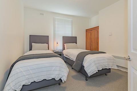 4 Bedroom House - Hobart CBD - Free Parking - Free WIFI - Accommodation Port Hedland 3