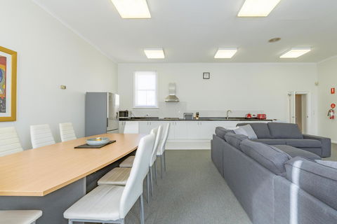 4 Bedroom House - Hobart CBD - Free Parking - Free WIFI - Accommodation Port Hedland 16