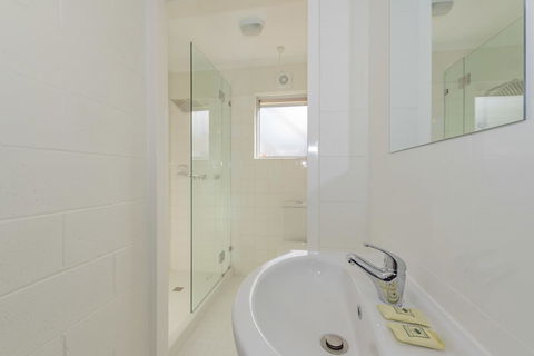 4 Bedroom House - Hobart CBD - Free Parking - Free WIFI - Accommodation Port Hedland 11
