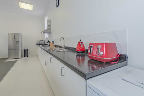4 Bedroom House - Hobart CBD - Free Parking - Free WIFI - Accommodation Port Hedland 2