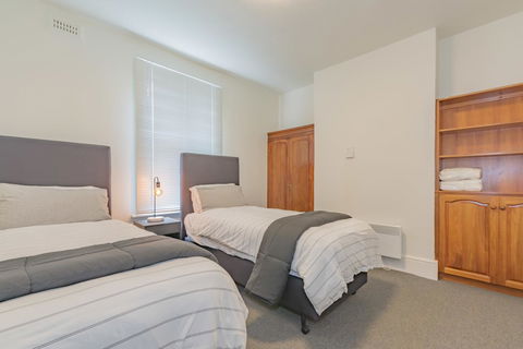 4 Bedroom House - Hobart CBD - Free Parking - Free WIFI - Accommodation Port Hedland 1