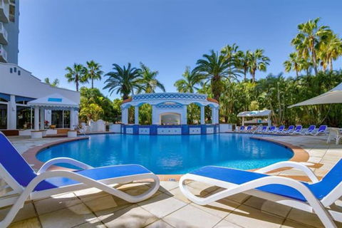 NEW Beautiful 1 Bedroom Beach Views Broadbeach - Accommodation Port Hedland 3