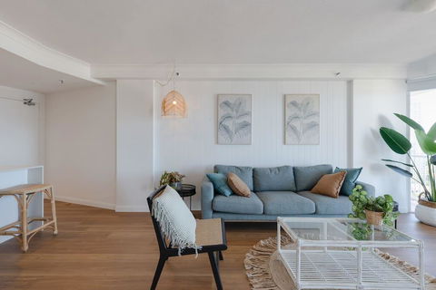 NEW Beautiful 1 Bedroom Beach Views Broadbeach - Accommodation Port Hedland 1