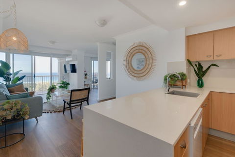 NEW Beautiful 1 Bedroom Beach Views Broadbeach - Accommodation Port Hedland 2
