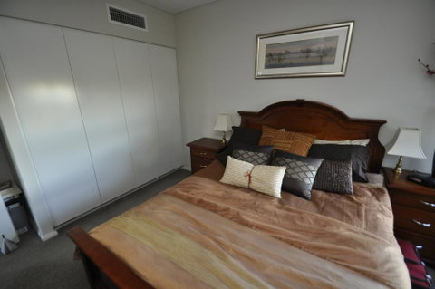 NORTH SYDNEY FULLY SELF CONTAINED MODERN 2 BED APARTMENT (16WAL) - Accommodation Port Hedland 2
