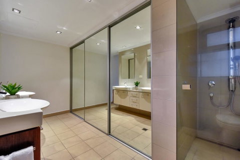 Oceana Darwin Central Oceanfront 3 Bedroom 2 Lounge Room Pool Gym Tennis Court Sleeps 9 - Accommodation Port Hedland 3