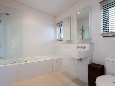 One Mile Ridge', 12a/26 One Mile Close - Stunning Views, Air Con, Infinity Pool - Accommodation Port Hedland 2