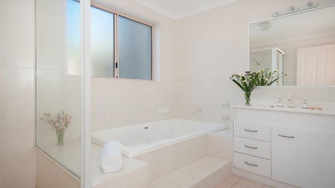 Pacific Rose - Winter Holiday Special - Accommodation Port Hedland 1
