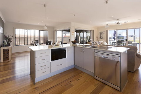 Pelican Landing - Stunning Lake King Views - Accommodation Port Hedland 1