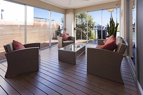 Pelican Landing - Stunning Lake King Views - Accommodation Port Hedland 3