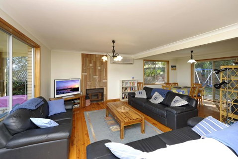 Pet Friendly Lentara St 10 - Fingal Bay - Accommodation Port Hedland 2