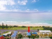 Pippi View 2 Top - across the road from the beach