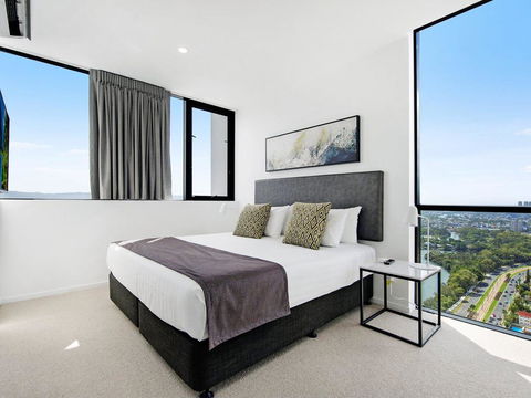 Qube Broadbeach - Luxury 2 Bedroom Ocean View - Accommodation Port Hedland 3