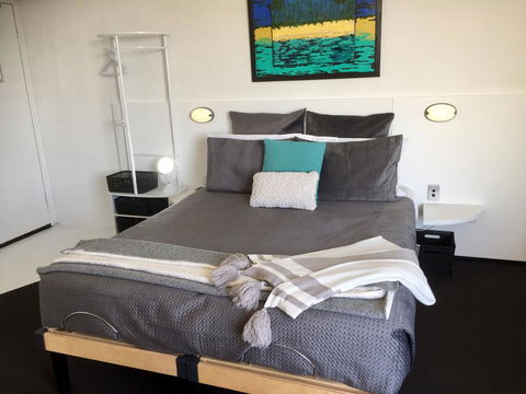 Ramada Resort Studio Split Queen Electric Adjustable Bed - Accommodation Port Hedland 1