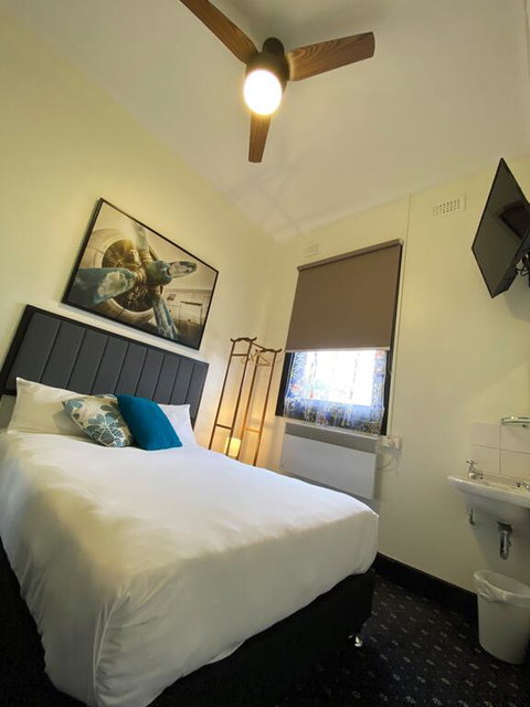 Rooms At Carboni's - Accommodation Port Hedland 3
