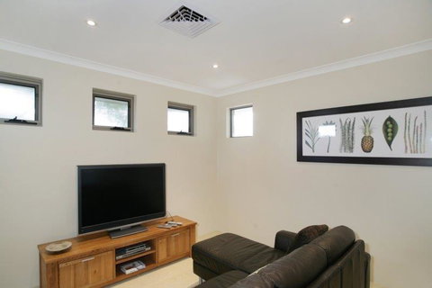 Seal 4 Bedroom House By Shoalwater Executive Homes - Accommodation Port Hedland 2