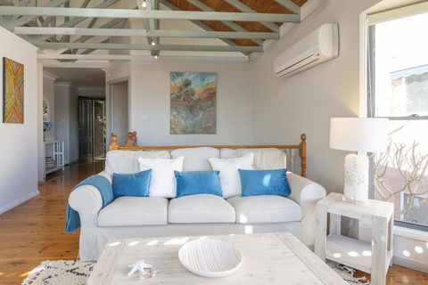STUNNING WATERFRONT ESCAPE AT DALEYS POINT - Accommodation Port Hedland 3