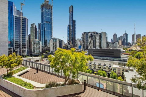 Stylish 2BR 2BT Apt With Bay Views, Secure Parking, Netflix, Gym Pool And Wine - Accommodation Port Hedland 3