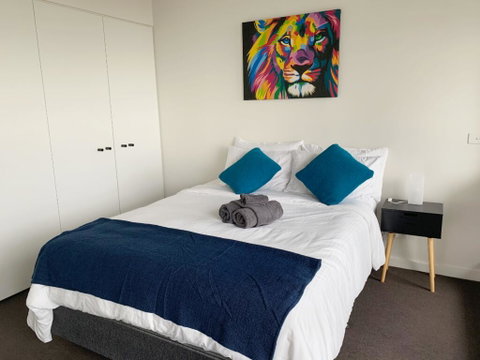 Stylish 2BR 2BT Apt With Bay Views, Secure Parking, Netflix, Gym Pool And Wine - Accommodation Port Hedland 2