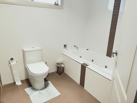Stylish Private Bathroom-Luxurious Modern Big Home - Accommodation Port Hedland 2