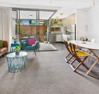 Stylish Valley Unit with Terrace Parking and Pool - Accommodation Port Hedland