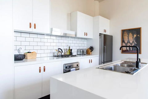 Stylish Warehouse Conversion In The Heart Of Fitzroy - Accommodation Port Hedland 3