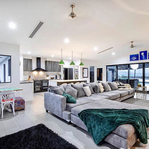 Sunset Penthouse Couples Retreat, Close To Airlie Beach, Champagne On Arrival - Accommodation Port Hedland 3