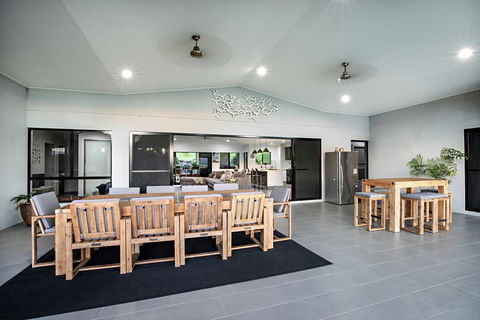 Sunset Penthouse Couples Retreat, Close To Airlie Beach, Champagne On Arrival - Accommodation Port Hedland 2