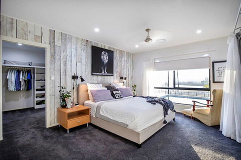 Sunset Penthouse Couples Retreat, Close To Airlie Beach, Champagne On Arrival - Accommodation Port Hedland 0
