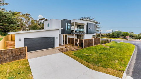 SWEEPING VIEWS - FREE WIFI & NETFLIX - PET FRIENDLY (OUTSIDE ONLY) - Accommodation Port Hedland 0