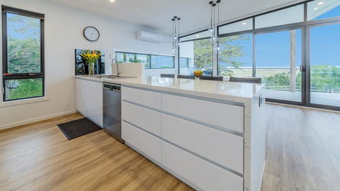 SWEEPING VIEWS - FREE WIFI & NETFLIX - PET FRIENDLY (OUTSIDE ONLY) - Accommodation Port Hedland 3